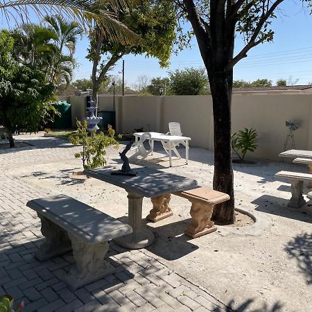 ホテル Ry Courtyard Oshakati エクステリア 写真