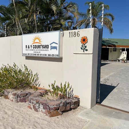 ホテル Ry Courtyard Oshakati エクステリア 写真