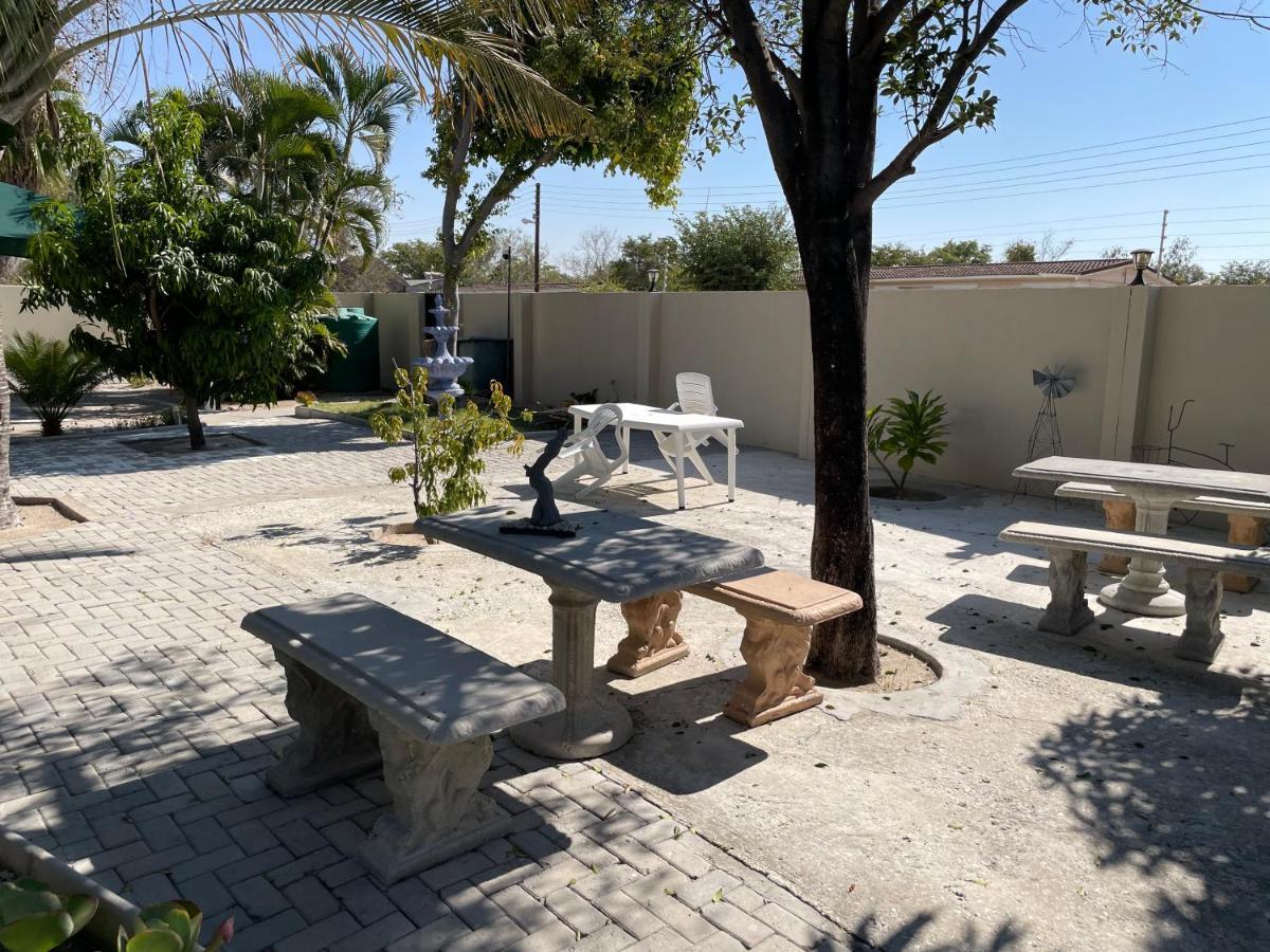 ホテル Ry Courtyard Oshakati エクステリア 写真