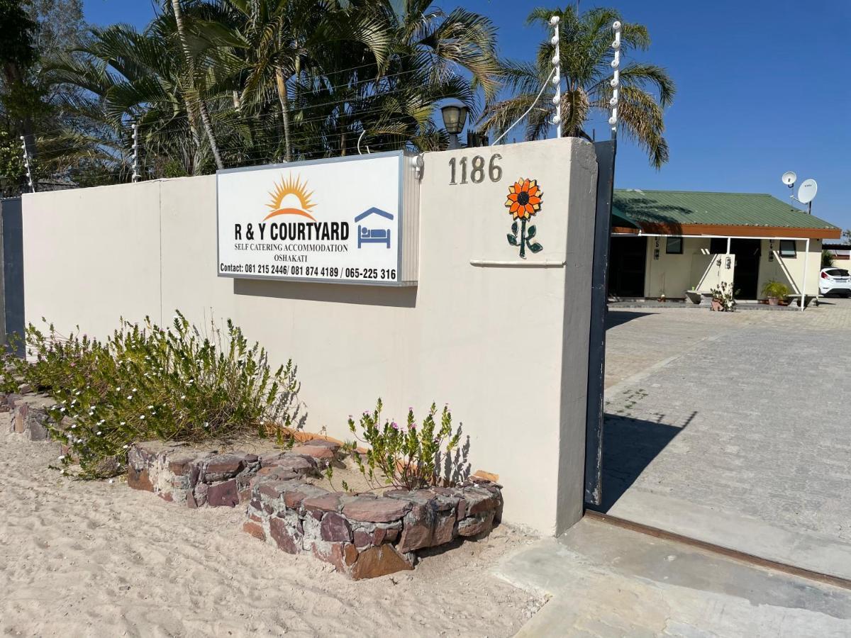 ホテル Ry Courtyard Oshakati エクステリア 写真