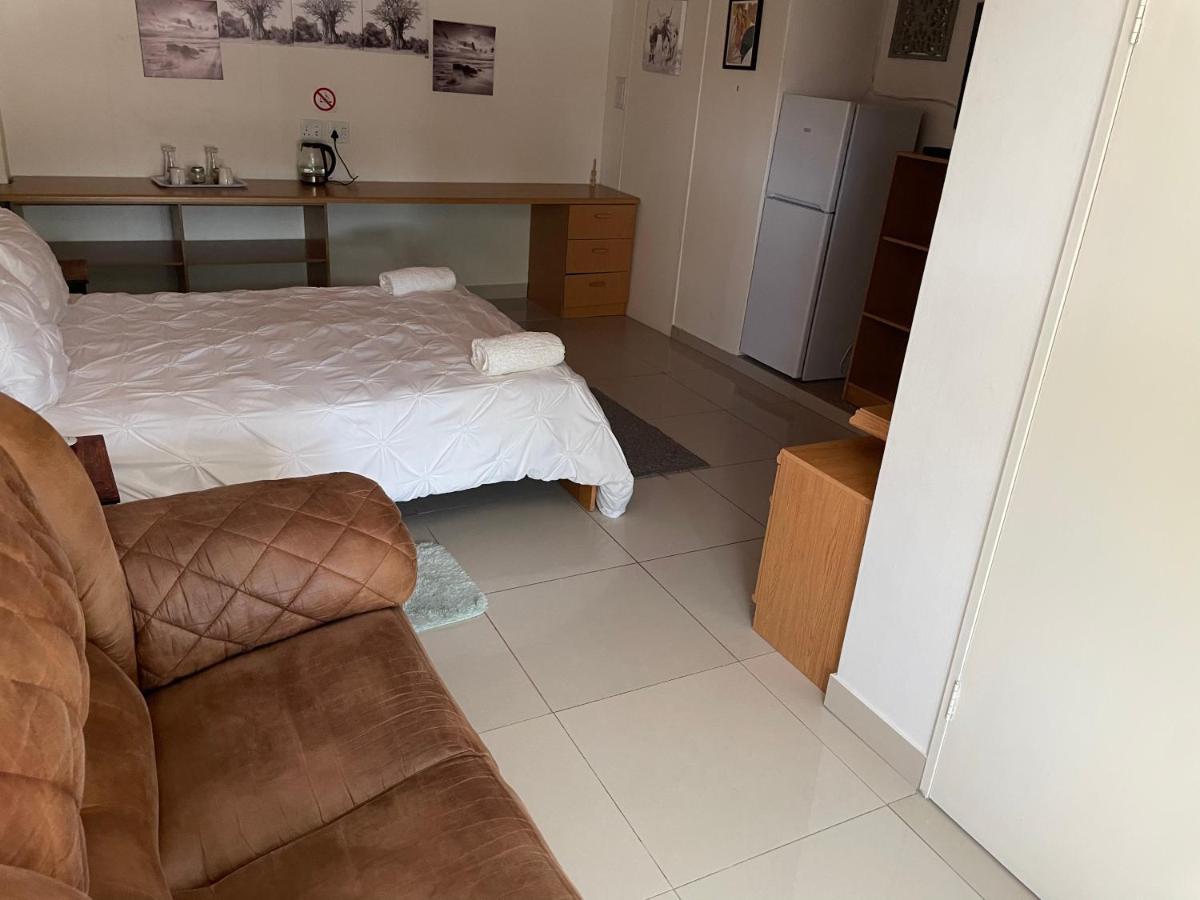 ホテル Ry Courtyard Oshakati エクステリア 写真