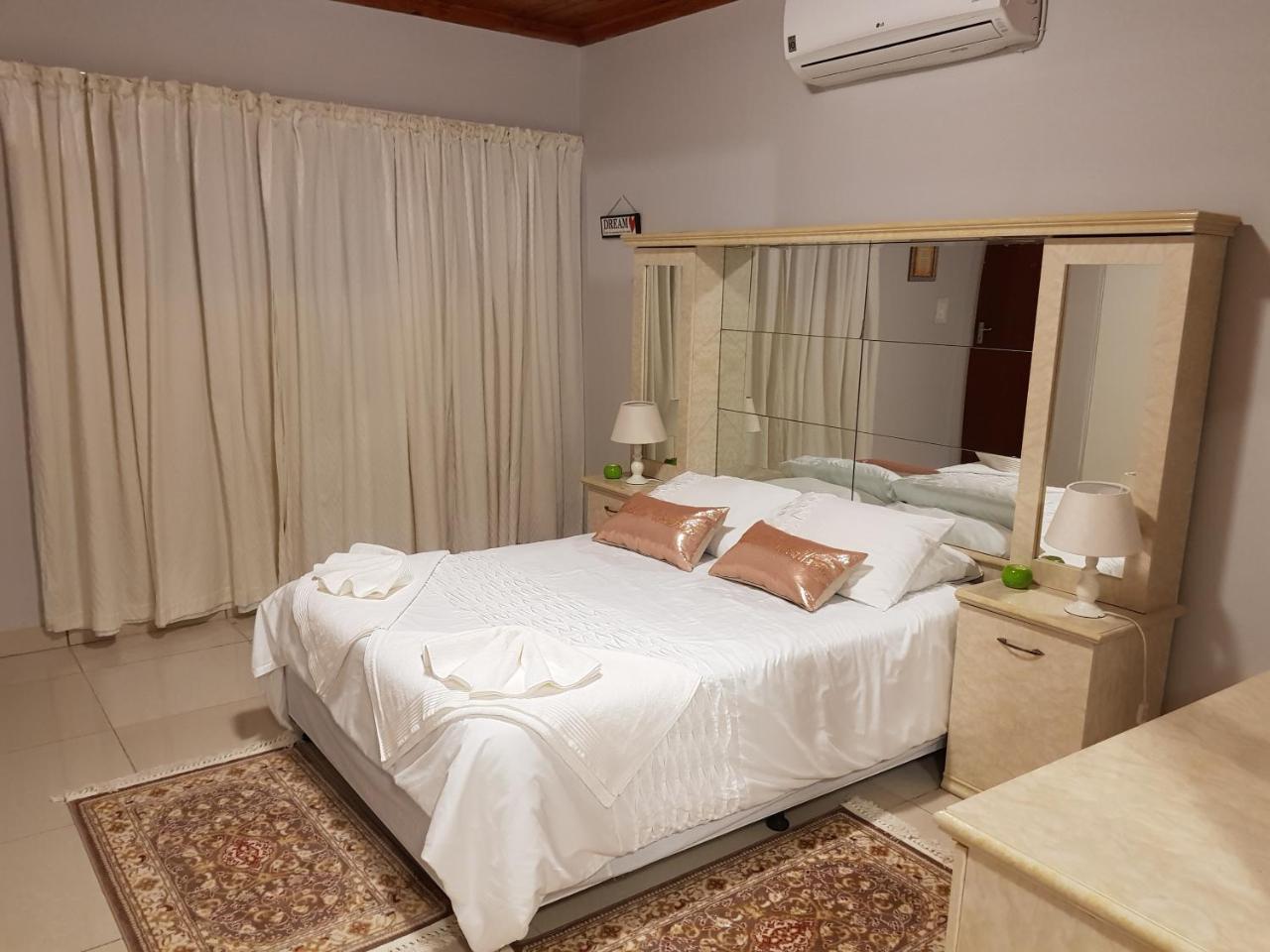 ホテル Ry Courtyard Oshakati エクステリア 写真